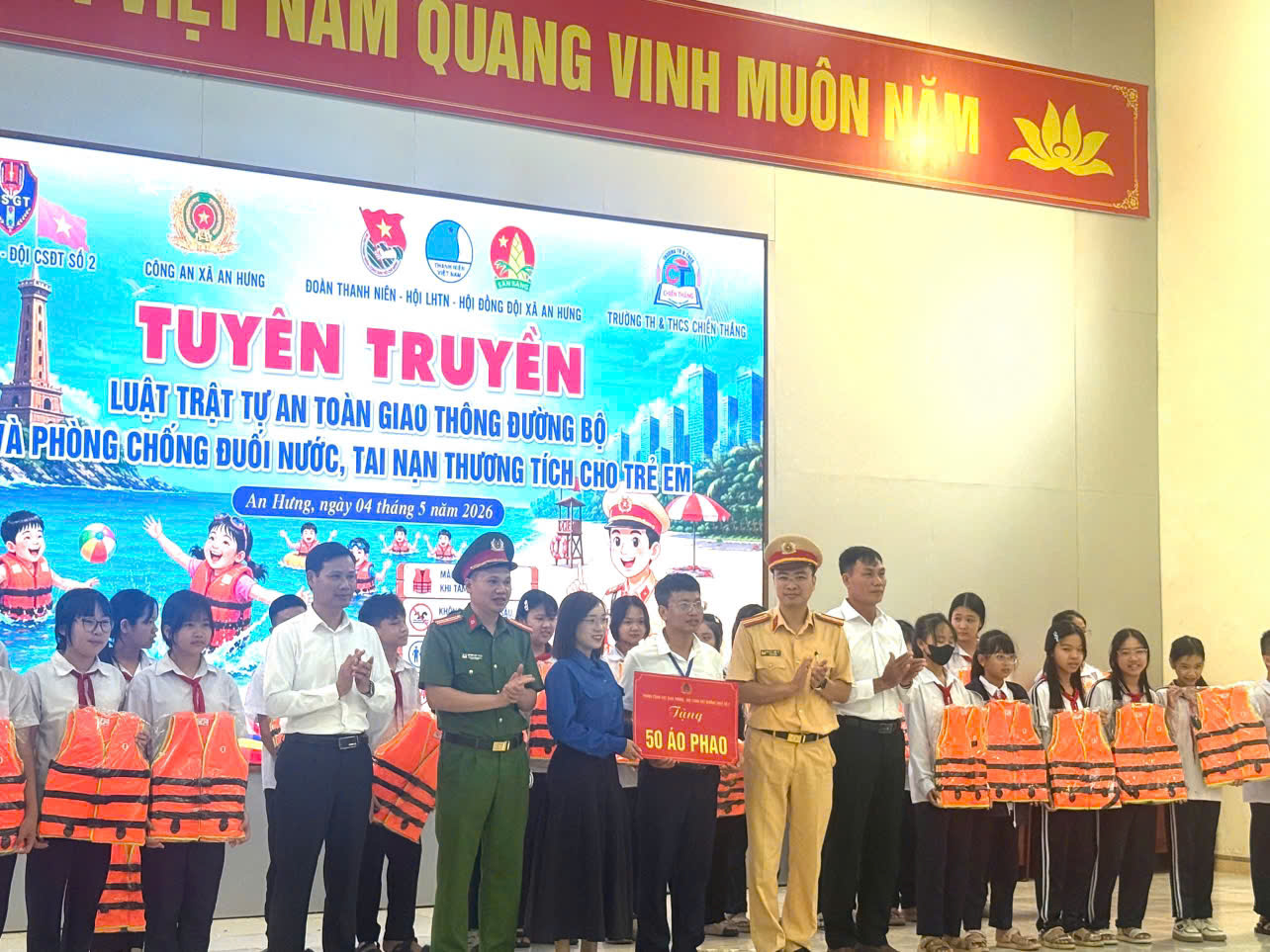 Đội Cảnh sát đường thủy số 2 và Công an xã An Hưng trao tặng 50 phao bơi cho học sinh tại xã An Hưng